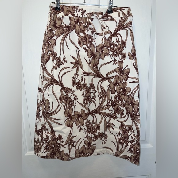 $7 GORGEOUS SKIRT. NEW WITHOUT TAGS. SIZE MED. $7 IF BUNDLED - Picture 10 of 10
